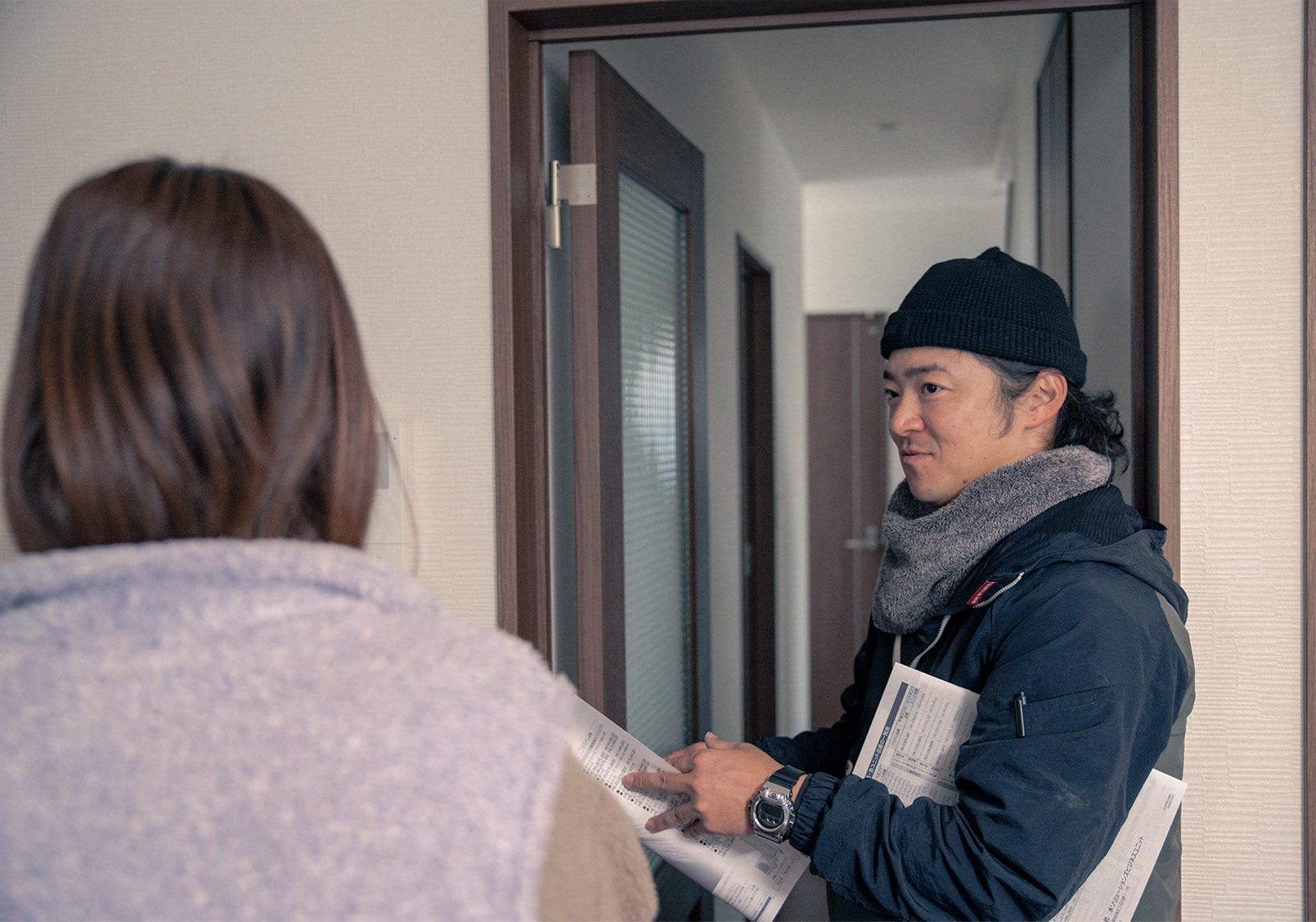 スタッフがお客様へご説明している様子